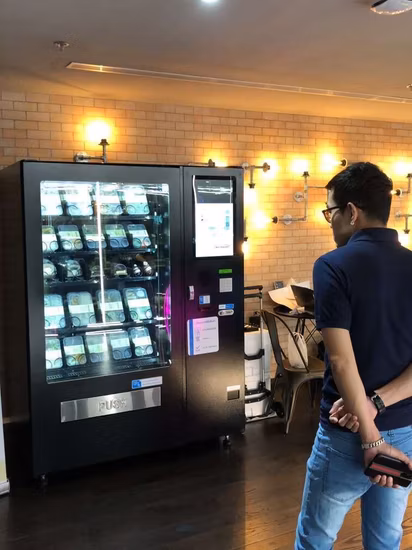 Distributore automatico di bevande e snack touchscreen da 21,5 pollici con ascensore